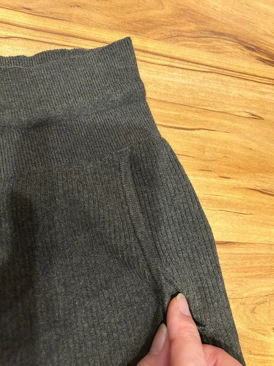 Uniqlo Black Straight-Leg Knit Pants - Picture 3 of 9